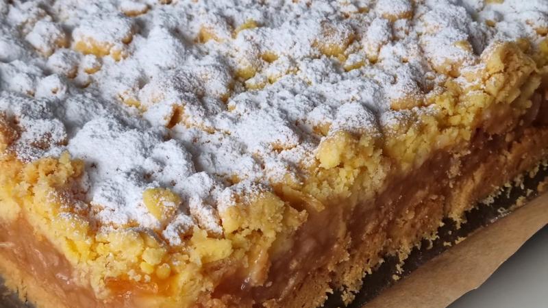 Ciepła szarlotka z lodami