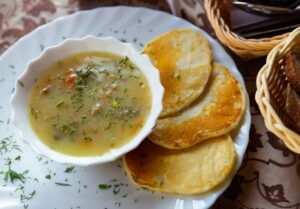 Pyszny sos z mrożonych grzybów ze śmietaną – łatwy przepis na wyjątkowe danie