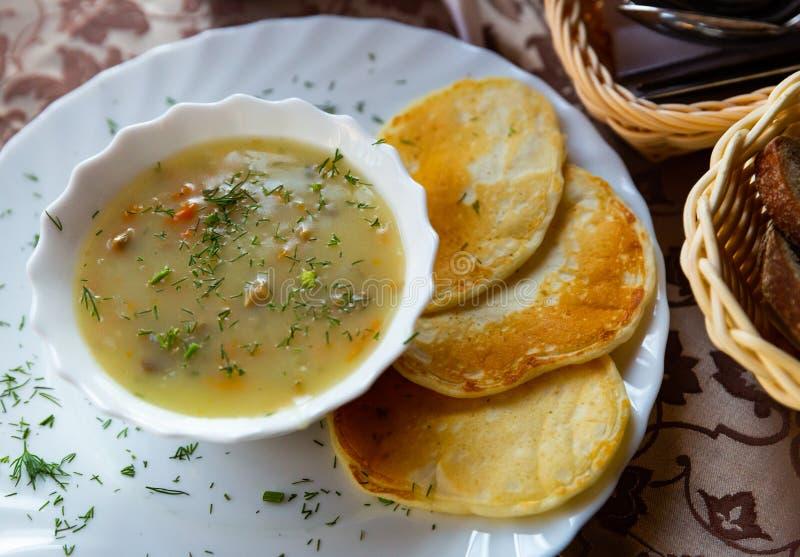 Pyszny sos z mrożonych grzybów ze śmietaną – łatwy przepis na wyjątkowe danie