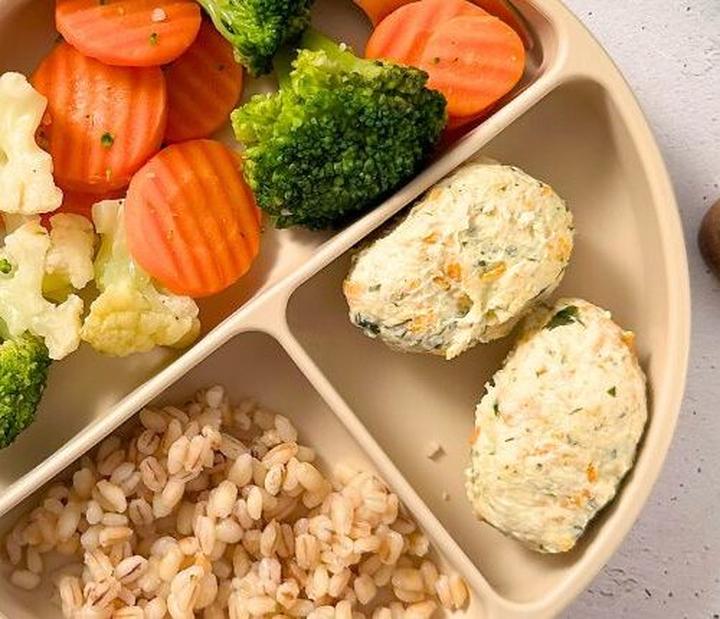 Soczyste pulpety dla niemowlaka w aromatycznym sosie pomidorowym – idealny posiłek dla małych smakoszy!