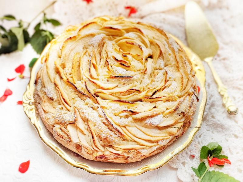 Słodka chwila przy kawie: ciasto z jabłkami i śmietaną, które zachwyci każdego