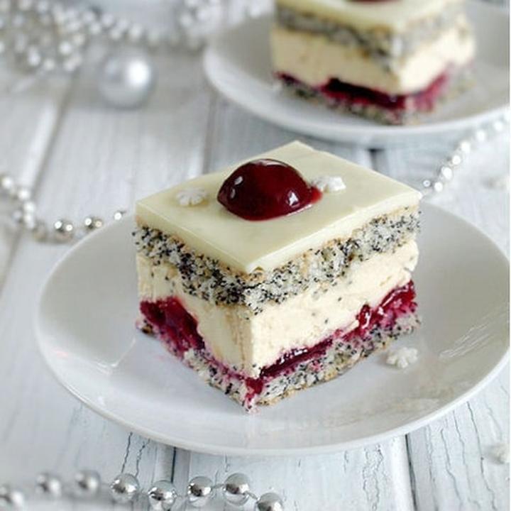 Słodka pokusa: ciasto wiśniowa panienka z kruszonką i delikatnym kremem