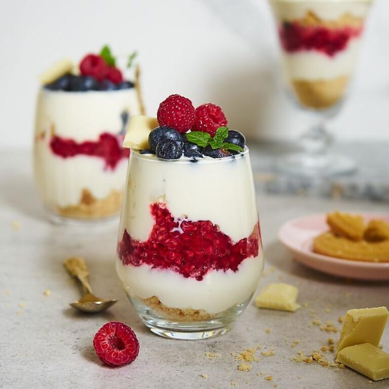 Słodkie uniesienia: Desery z białą czekoladą i malinami z lekkim kremem jogurtowym