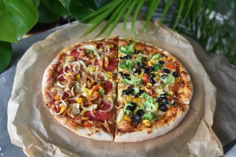 Ile waży pizza 32 cm? Odkryj zaskakujące różnice w wadze i składnikach!