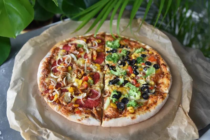 Ile waży pizza 32 cm? Odkryj zaskakujące różnice w wadze i składnikach!