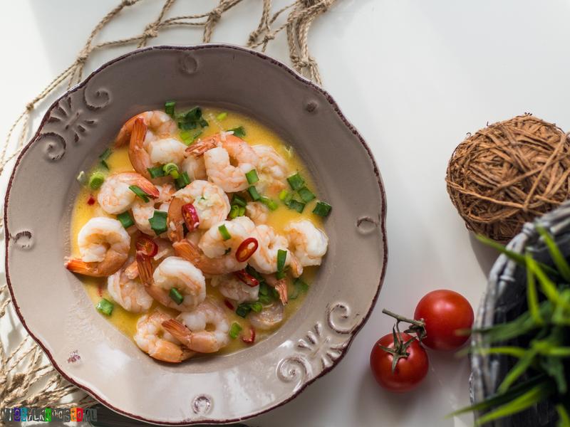 Krewetki smażone w białym winie z pomidorami i czosnkiem – przepis na idealną kolację