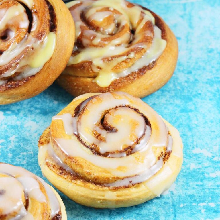 Kuszące bułeczki z kruszonką cynamonową i lukrem z kandyzowaną skórką