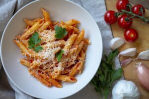 Makaron z sosem pomidorowym: idealne połączenie z parmezanem, bazylią i oliwą z oliwek