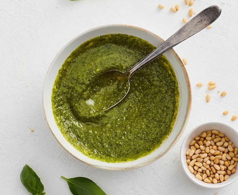 Pesto z bazylii i szparagów: orzechowy smak z nutą parmezanu