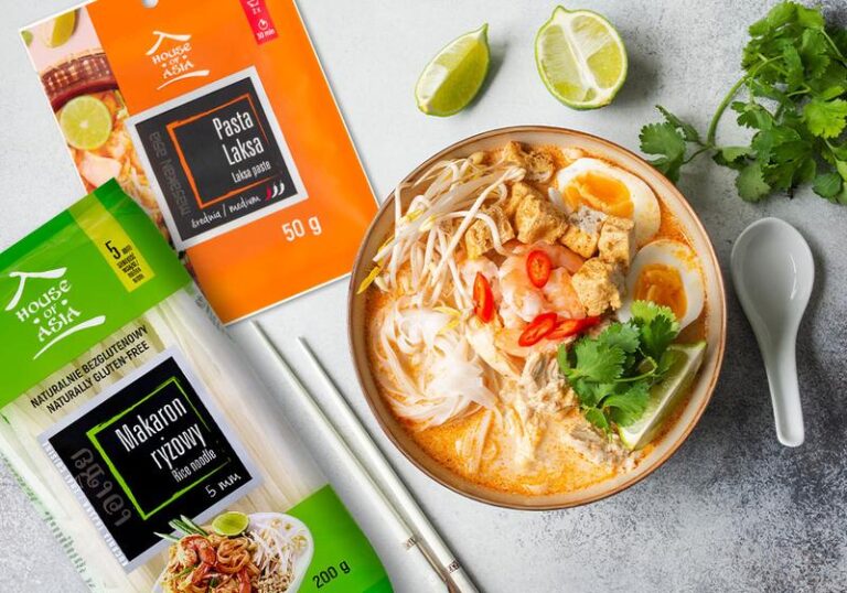 Pyszna laksa z krewetkami i makaronem ryżowym w aromatycznym mleku kokosowym z trawą cytrynową