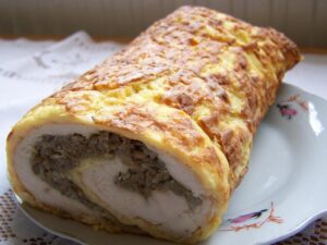 Pyszna rolada z kurczaka ze szpinakiem, suszonymi pomidorami i serem – idealny przepis na wyjątkowy obiad