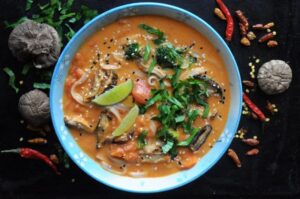 Pyszna zupa wegetariańska z soczewicą, pomidorami i curry – odkryj smak zdrowia!