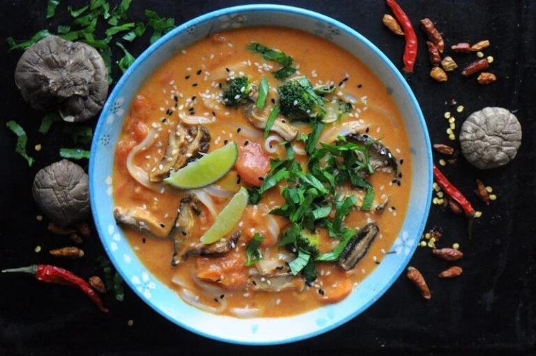 Pyszna zupa wegetariańska z soczewicą, pomidorami i curry – odkryj smak zdrowia!