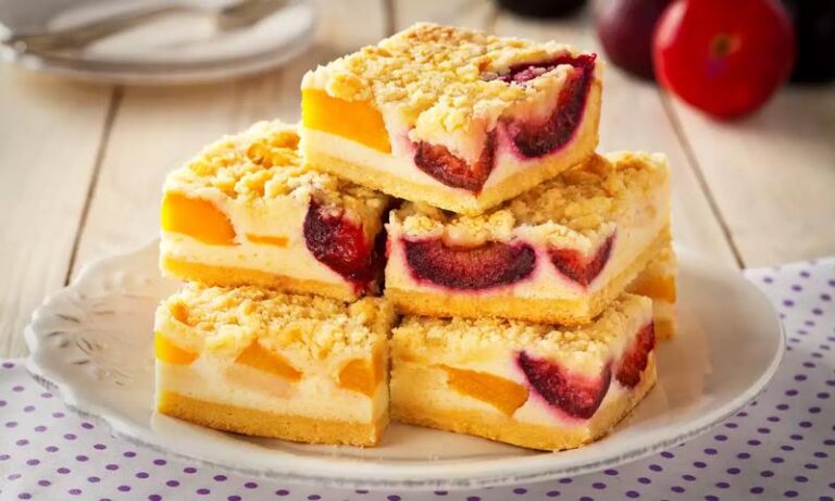 Pyszne ciasto z pianką i owocami na kruchym spodzie z galaretką
