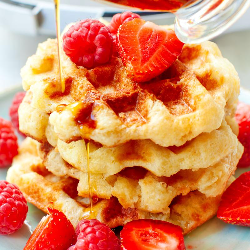 Pyszne gofry belgijskie z bitą śmietaną i owocami – idealny przepis na słodką ucztę