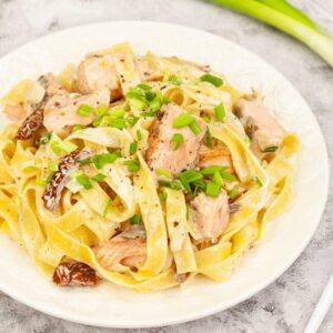 Pyszny przepis na makaron z łososiem i mascarpone, który zachwyci każdego!