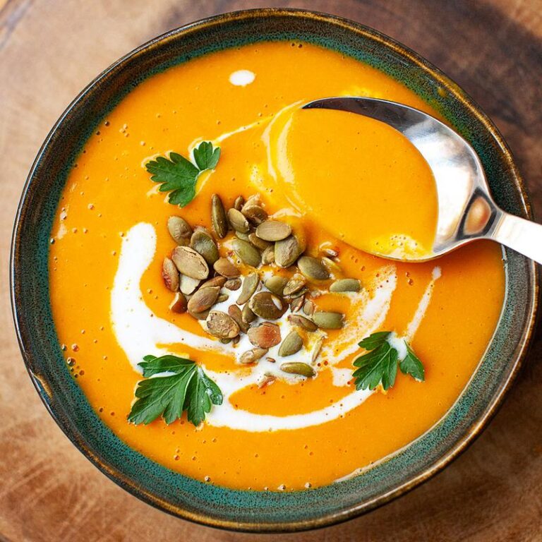 Rozgrzewająca zupa dyniowa z soczewicą, imbirem i mleczkiem kokosowym na chłodne dni