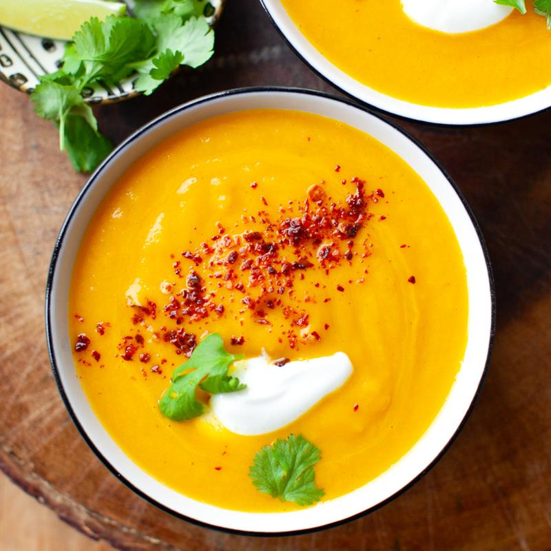 Rozgrzewająca zupa krem z batatów i cukinii z nutą imbiru i mleka kokosowego