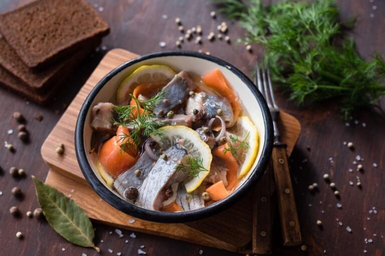 Śledzie w zamrażarce? Praktyczny poradnik, jak je prawidłowo mrozić