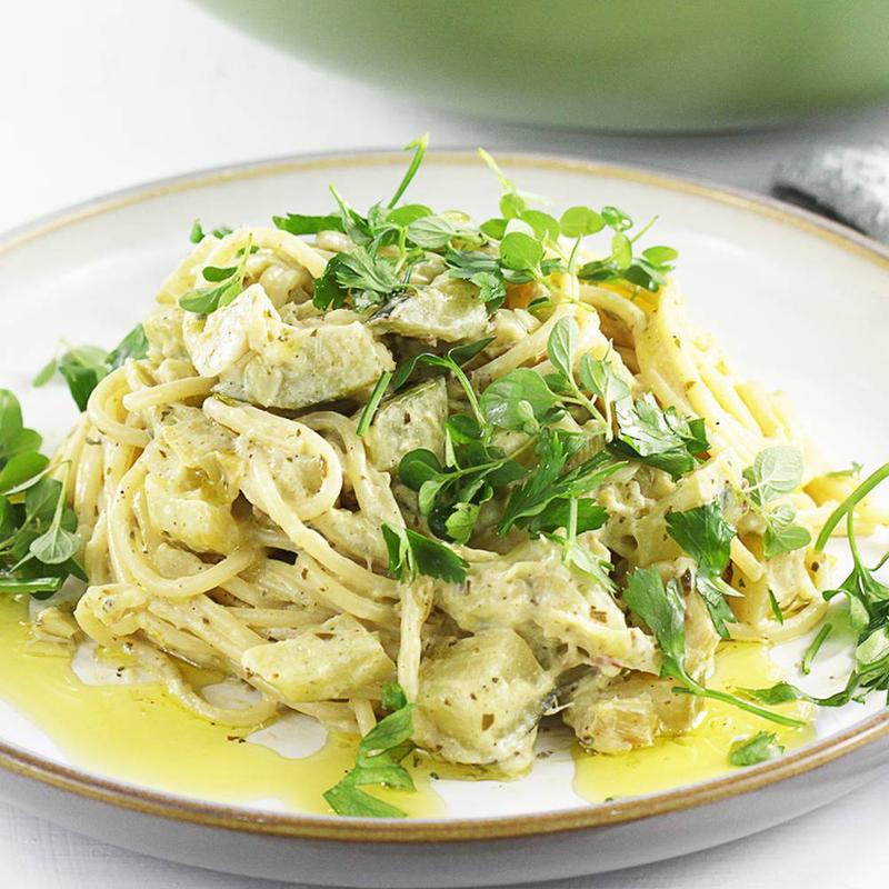 Zachwycający makaron z cukinią, suszonymi pomidorami, fetą i oliwkami – idealne danie na letnie wieczory