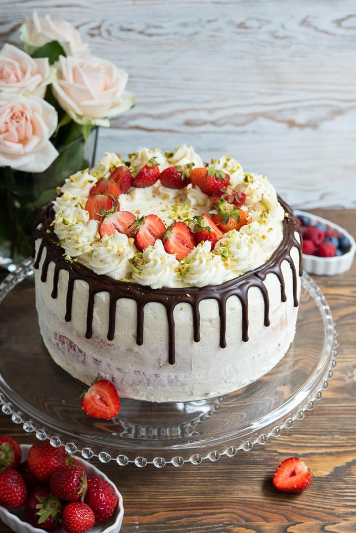 Tort biszkoptowo-bezowy z owocami