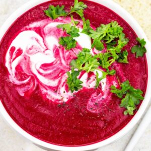 Odkryj smakowitą zupę krem z pieczonego buraka, jabłka i sera koziego