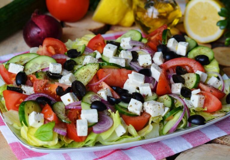 Pyszna sałatka grecka na lato – prosty przepis, który musisz wypróbować!