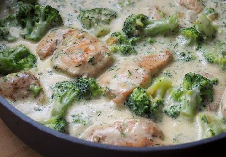 Pyszny kurczak z brokułami w sosie serowo-śmietanowym na rodzinny obiad