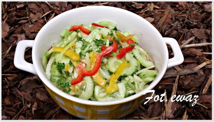 Smakowita sałatka z ogórków i papryki, która oczaruje Twoich gości!