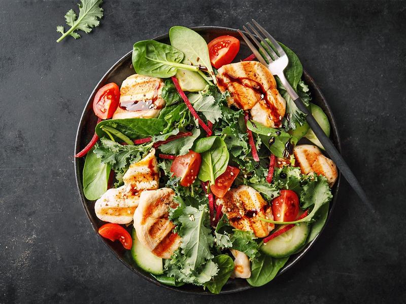 Kolorowe sałatki na komunię