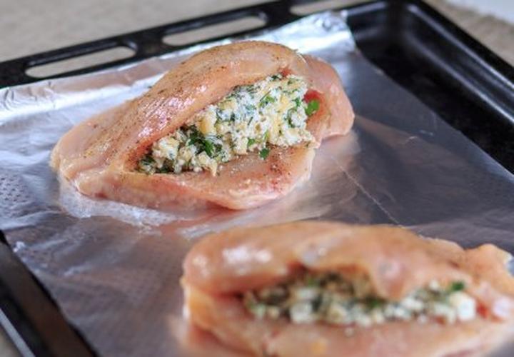 Pyszna pierś z kurczaka faszerowana serem, szynką i pieczarkami – idealne danie na każdą okazję