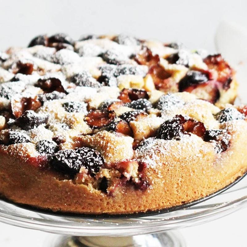 Pyszne ciasto ze śliwkami i cynamonem z kruszonką oraz sosem waniliowym