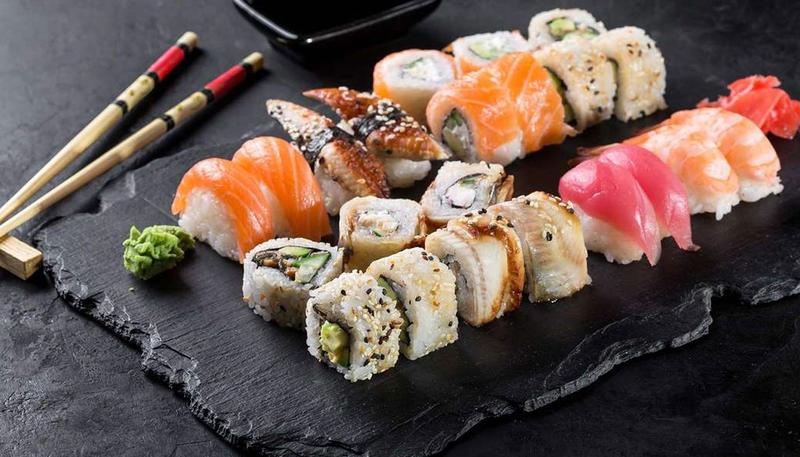 Sztuka jedzenia sushi: Praktyczne porady i etykieta dla początkujących