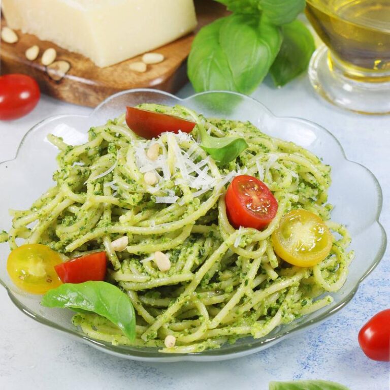 Makaron pesto z suszonymi pomidorami i parmezanem – niebanalna uczta z orzechami piniowymi