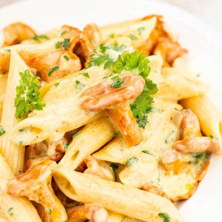 Penne z kurkami, soczystym kurczakiem i delikatną śmietaną – smakowita uczta dla podniebienia