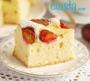 Puszyste ciasto na dużą blachę z owocami i aromatyczną kruszonką z budyniowym kremem