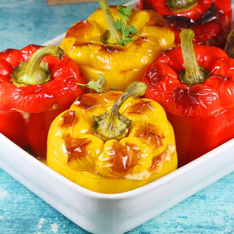 Pyszna papryka faszerowana kaszą gryczaną i mięsem mielonym z aromatycznymi ziołami