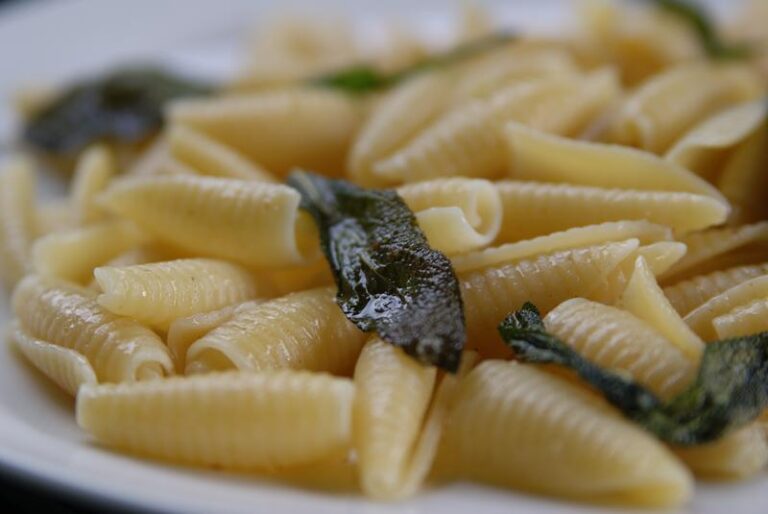 Rozkoszuj się smakiem: makaron z szałwią, masłem, parmezanem i prażonymi orzechami