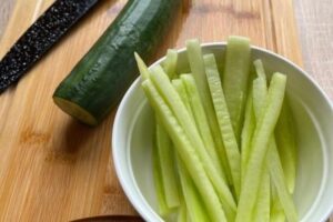 Sekrety idealnego pokroju ogórka do sushi - proste kroki i sprawdzone wskazówki