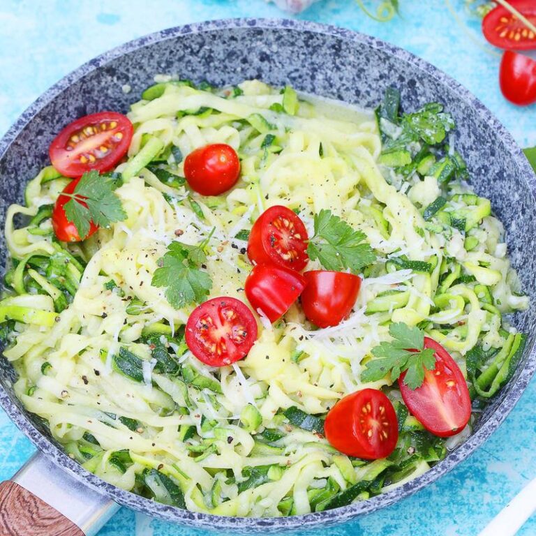 Smakowity makaron z cukinii w sosie pomidorowym z bazylią i parmezanem