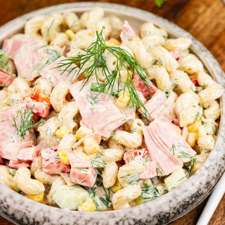 Zachwyć swoje kubki smakowe prostą sałatką z makaronem: sprawdź, jak ją zrobić!