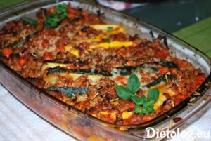 Pyszna zapiekanka z cukinii, mięsa mielonego i sera mozzarella – idealny przepis na obiad!