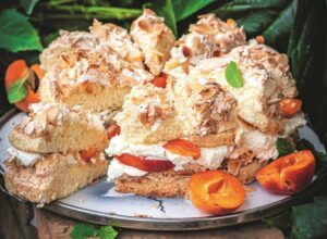 Pyszne ciasto z morelami i migdałami w waniliowym kremie z lukrem